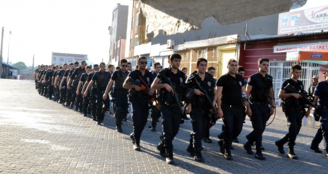 Operasyon sonrası polisten gösteri yürüyüşü