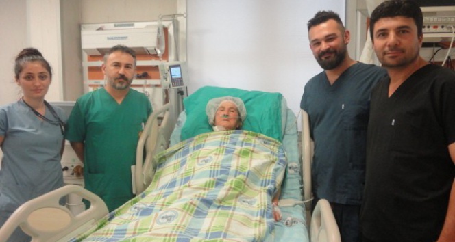 75 yaşındaki hastanın kalbine pil takıldı
