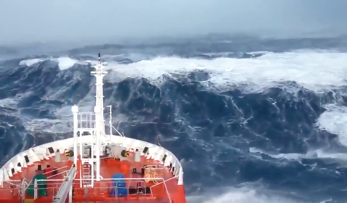 Okyanusta dev bir gemi, dev dalgalar arasında ve...