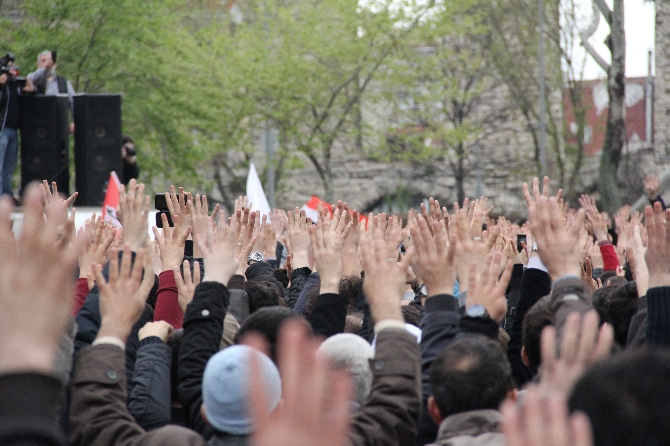 Rabia katliamının 2. yıl dönümünde Fatih'te dua ve darbeye protesto