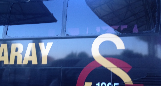 Galatasaray takım otobüsüne taşlı saldırı