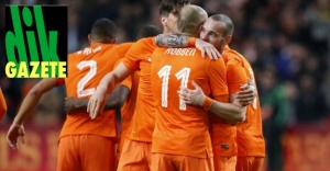 Hollanda kadrosunda Sneijder de Van Persi de var