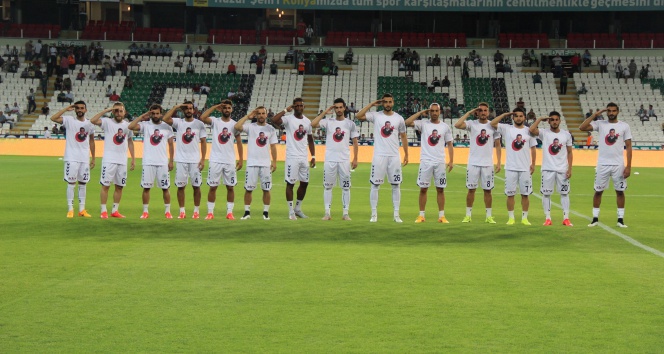 Konyaspor, alkışlanacak hareketle başladı, 1'e 1'le kapattı