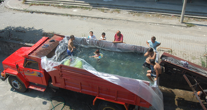 Sıcaktan bunalınca kamyon kasasını havuz yaptılar