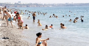 Antalya’da sıcaktan bunalanlar sahile akın etii