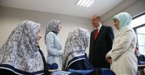 Cumhurbaşkanı öğrencileri sınıflarında ziyaret etti