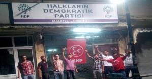HDP binasına MHP bayrağı astılar