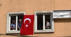HDP’liler parti binalarına Türk bayrağı astı