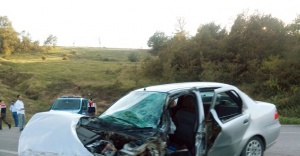 Minibüs ile otomobil çarpıştı: 1 ölü, 2 yaralı