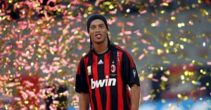 Ronaldinho ortada kaldı