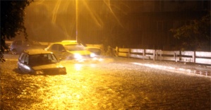 Şiddetli yağış sebebiyle araçlar suya gömüldü