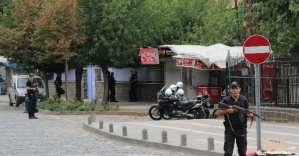 Sokağa çıkma yasağını polis zırhlı araçla duyurdu