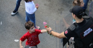 Suriyeli çocuklar polislere çiçek verdi