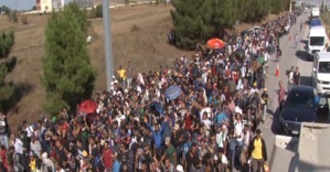 Suriyeli sığınmacılar sınır kapısına yürüyor