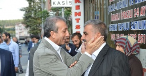 Bakan börek kesip vatandaşa ikram etti
