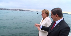 Başbakan Davutoğlu, Merkel’e Boğaz&#039;da İstanbul’u anlattı