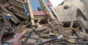 Depremde okul binası çöktü: 4 ölü !