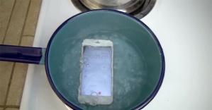 iPhone 6s’i fokur fokur kaynayan suya attılar