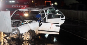 Otomobil tünel korumalıklarına çarptı: 3 yaralı