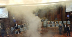 Vekiller Meclis Salonuna göz yaşartıcı gaz attı