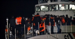 222 kaçak göçmen boğulmaktan son anda kurtuldu