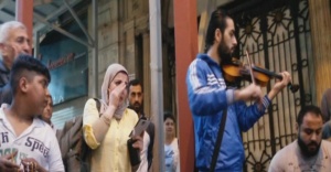 Arapça ezgiler Suriyeli kadını gözyaşlarına bağdu