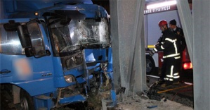 Kargo kamyonu üst geçide çarptı: 1 ölü