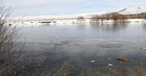 Nehir buzla kaplandı