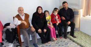 Suriyeli aileye evini açtı
