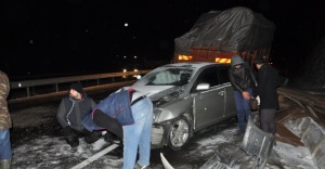 Buzlanma sebebiyle zincirleme trafik kazası: 11 yaralı