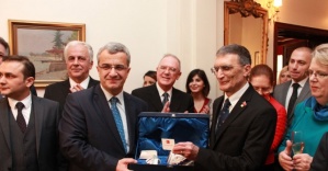 Cumhurbaşkanı Erdoğan’ın hediyesi Aziz Sancar’a verildi