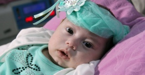 4 aylık bebek, ’Doku yapıştırıcısı’yla hayata tutundu