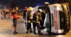 Hasta taşıyan ambulans takla attı: 5 yaralı