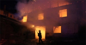 İki katlı ev yanarak kül oldu