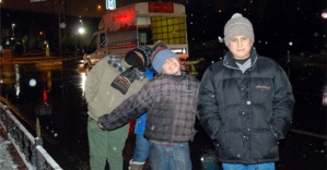 Kar altında dilendirilen Suriyeli çocuklar yürek burktu