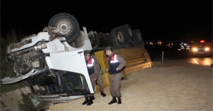 Kum yüklü kamyon takla attı: 2 yaralı