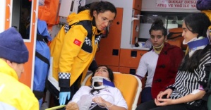 Öğrenci servisi otomobille çarpıştı: 9 yaralı