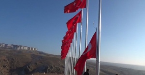 Yozgat şehir girişine şehitler için 14 bayrak