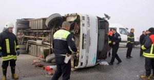 Servis minibüsü devrildi: 25 işçi yaralı