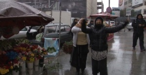 Taksim’de kar yağışını göbek atarak kutladılar