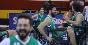 Ünlülerden tekerlekli sandalyeyle gösteri maçı