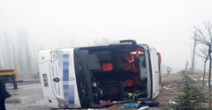 Aşırı hız ve gizli buzlanma!.. Yolcu otobüsü devrildi: 2 ölü, 23 yaralı