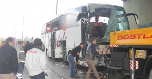 Yolcu otobüsüyle TIR çarpıştı: 25 yaralı