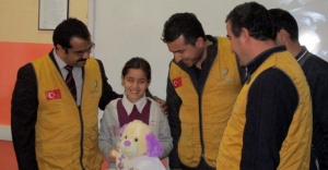 1 TL harçlığıyla bağış yapan minik öğrenciye burs