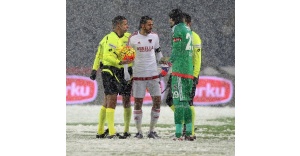 Başakşehir&#039;de kar! Beşiktaş - Mersin İdmanyurdu maçı iptal