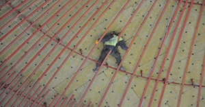 Cami inşaatında göçük: İşçi tavanda 4 saat asılı kaldı