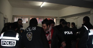 Galibiyet sevincini abartan futbolcuyu linçten polis kurtardı