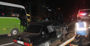 Hızla gelen araç otobüse çarptı: 1 ölü