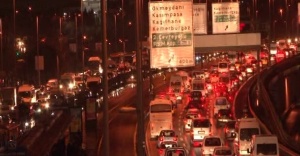 Mega kentte trafiğe yağmur engeli