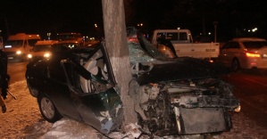 Otomobil, buzlu yolda ağaca saplandı: 5 yaralı